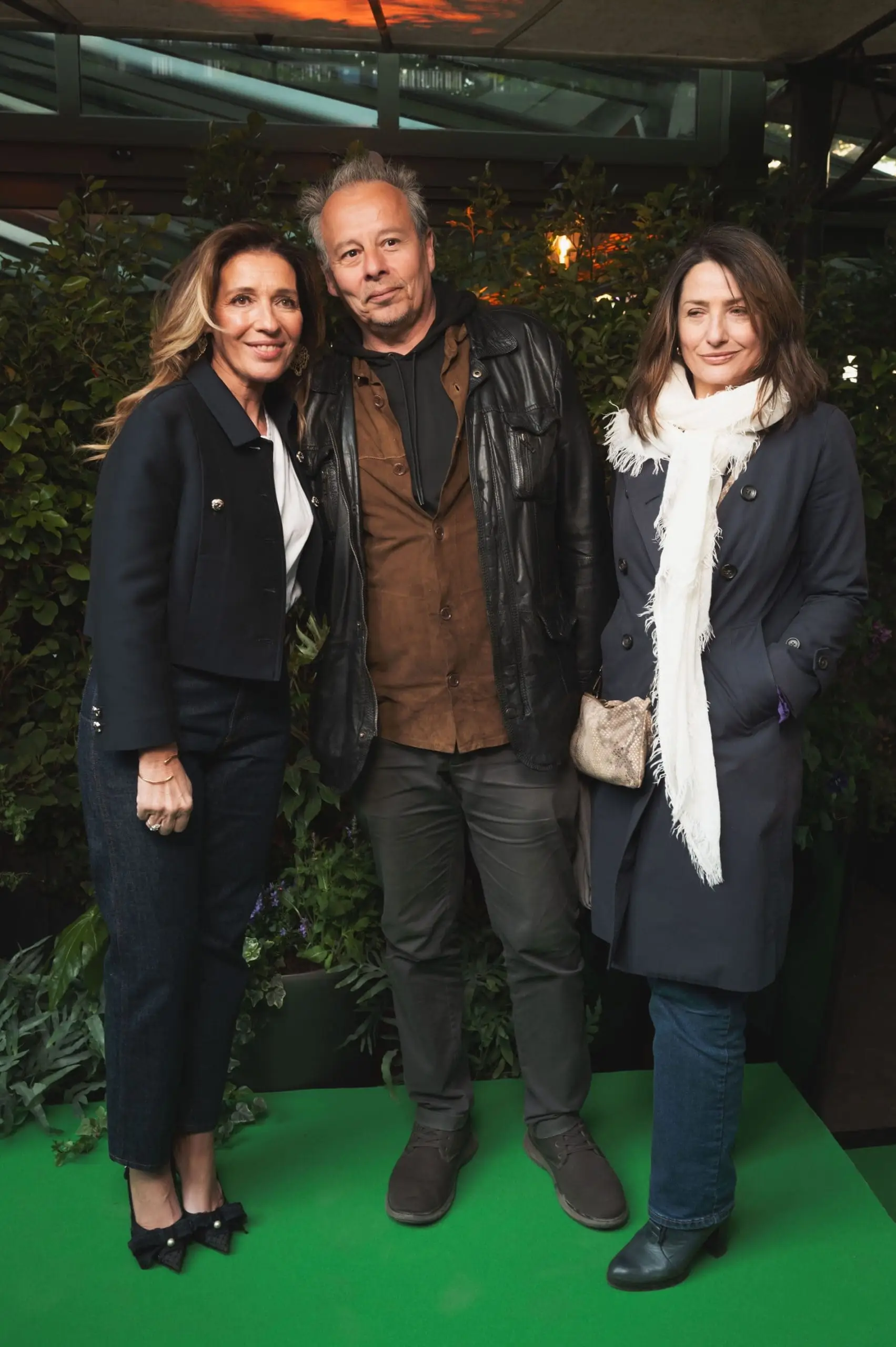 Prix_Closerie_des_Lilas_2025-Carole-Chretiennot-Gregoire-Bouillier-et-sa-compagne-_Saywho_JeanPicon_l2081096-scaled-1-1